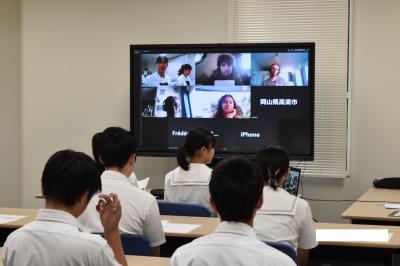 アンペール高校の生徒と会話をしている様子