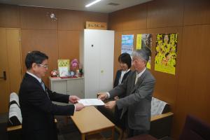社会教育委員会議報告書提出写真