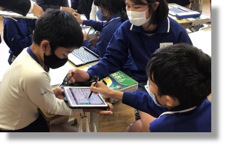 児童がタブレット端末を操作している