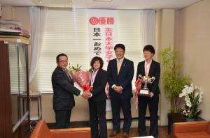吉備国際大学女子サッカー部が全日本大学女子サッカー選手権での優勝報告に来る