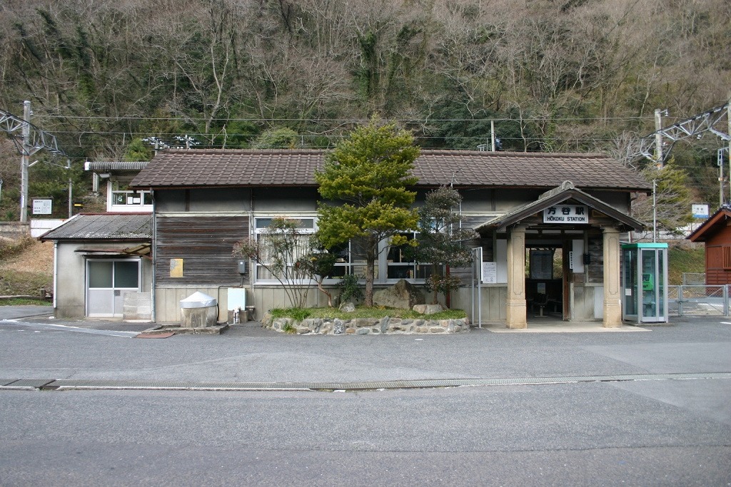 方谷駅駅舎　全景